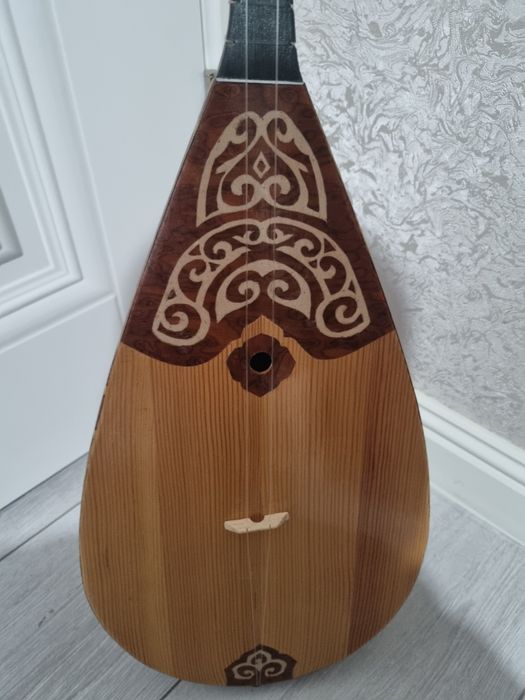 Кәсіби Домбыра. 
Қолдан жасалған.
Ою-өрнегі сүйектен жасалған.