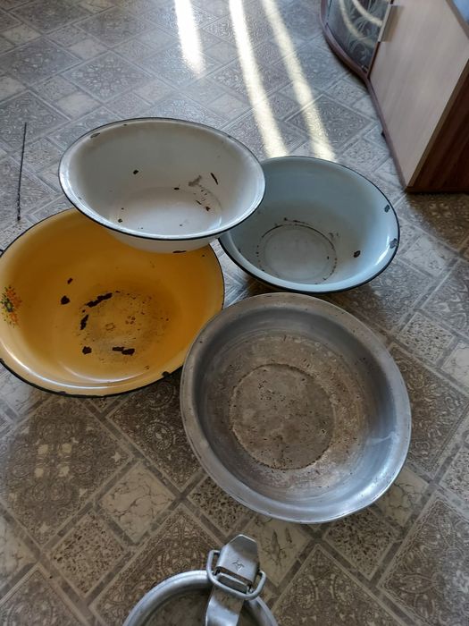 Продам тарелки,тазы