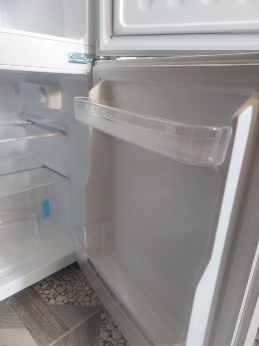 Vând frigider în garanție