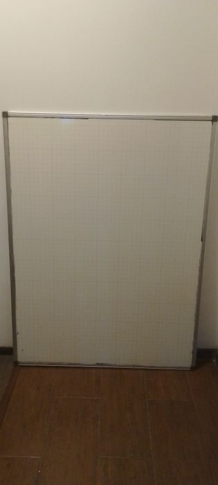 Vând tablă magnetică albă, dimensiuni 50 x 100 cm.