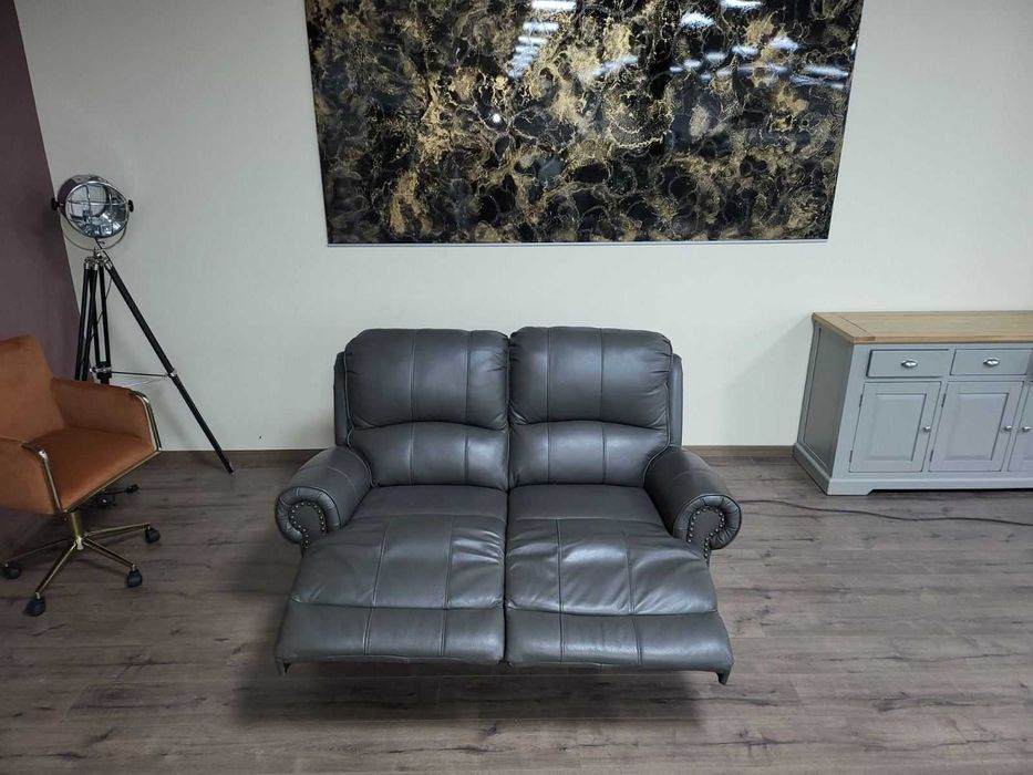 Сив кожен диван двойка с електрически релаксиращ механизъм