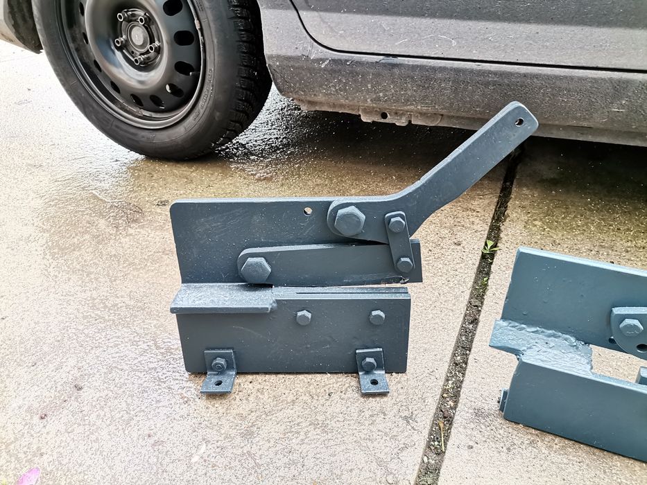 Гилотина за рязане на ламарина и арматура, ножица