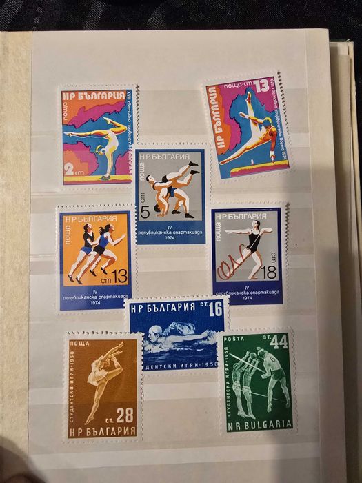 Продавам пощенски марки, спортна тематика. Два албумаа