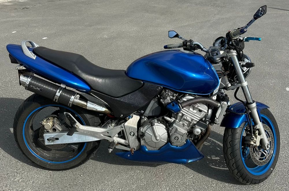 Honda Hornet cu elemente carbon
