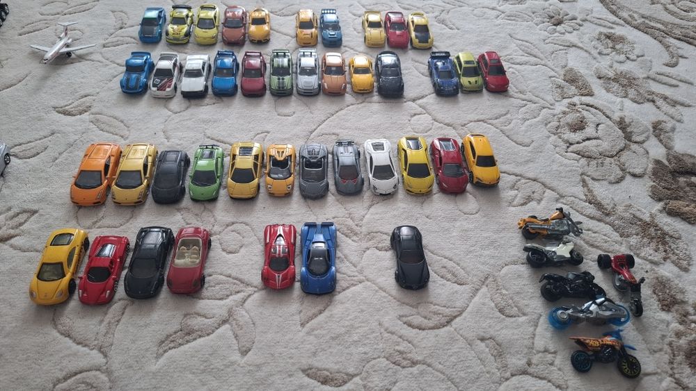(10 LEI BUC) Colectie 265 mașinute - Hot Wheels, Matchbox, Burago, Majisto, etc

Alfa Romeo
AMC
Aston Martin
Audi
Bentley
BMW
Bugatti
Cadillac
Chrysle