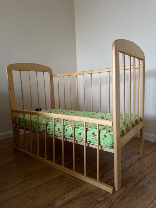 Детская кроватка с маятником