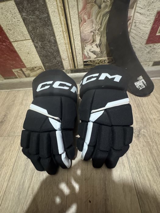 Продаю коньки, краги, и клюшку