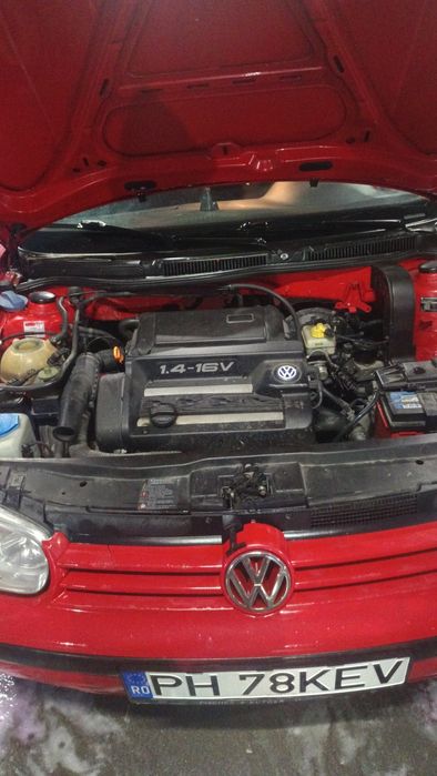 Vând sau schimb golf 4