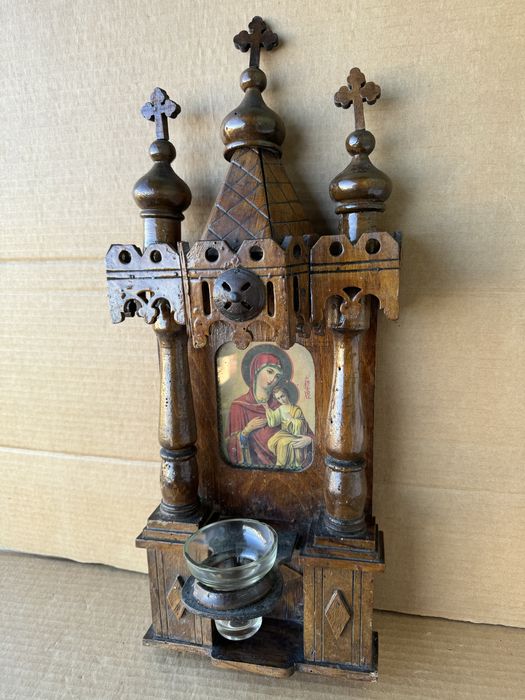 Дърворезба, старинен домашен иконостас с кандило , икона