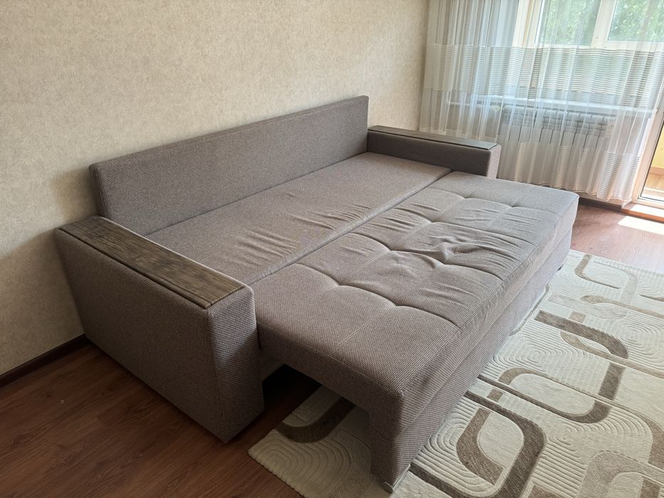 Диван мягкий.