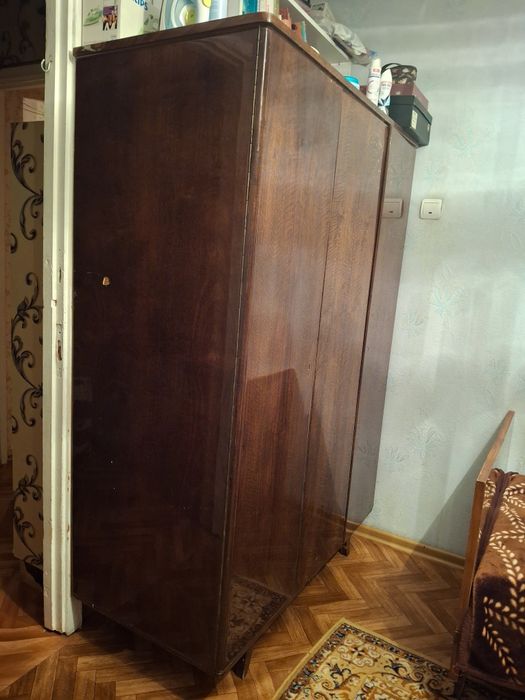 Шкаф деревянный.