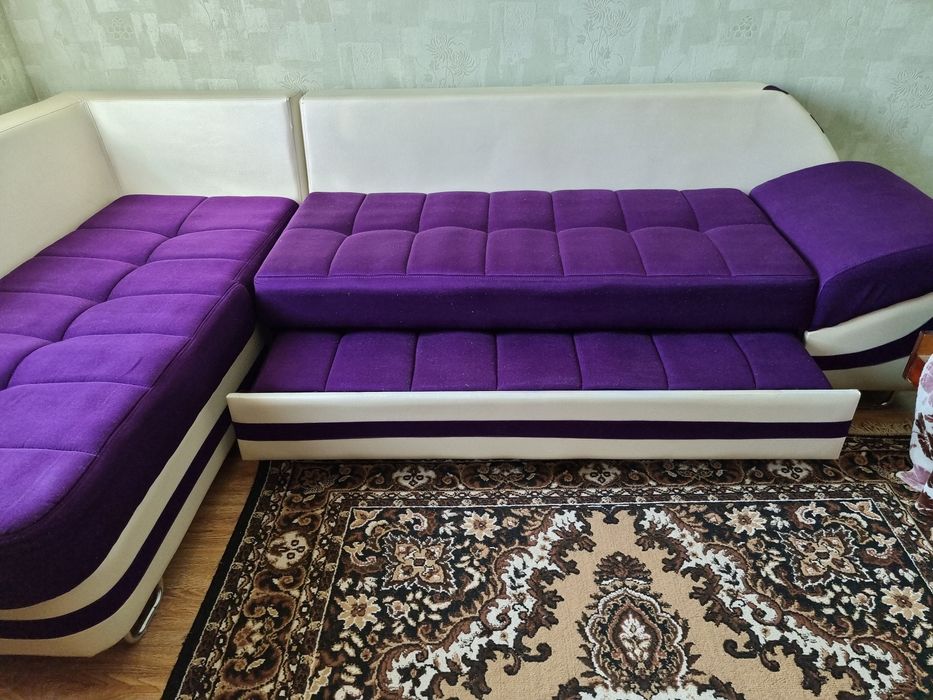 Кожаный комбинированный уголок диван в отличном  состоянии