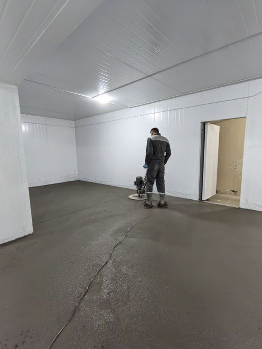 Стяжка пола с материалом заливаем