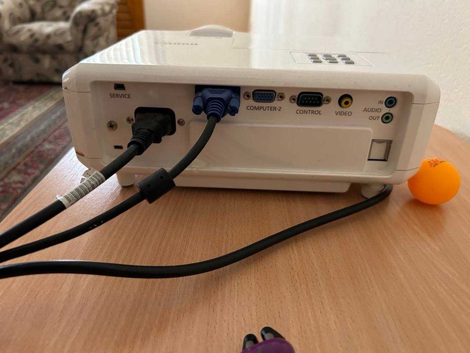 Продается Проектор Canon LV-S300 вместе с экраном. Срочно, недорого.