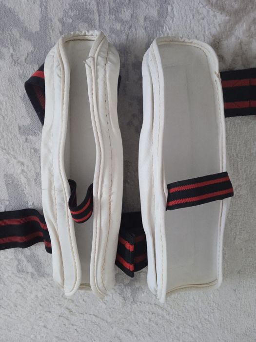 щитки на руки и на ноги.