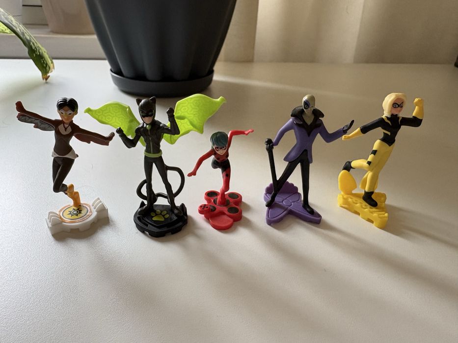 Продам киндер игрушки Леди Баг