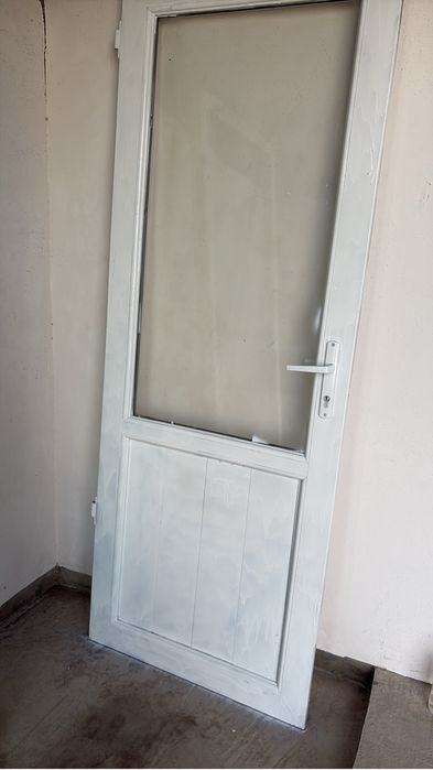 . Пластиковый дверь высота 2.10см. Ширина 80