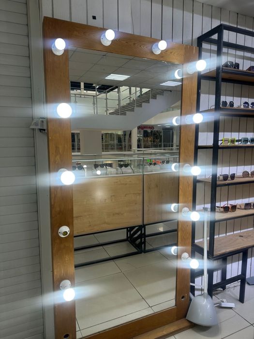 Продается стеллажи и зеркало