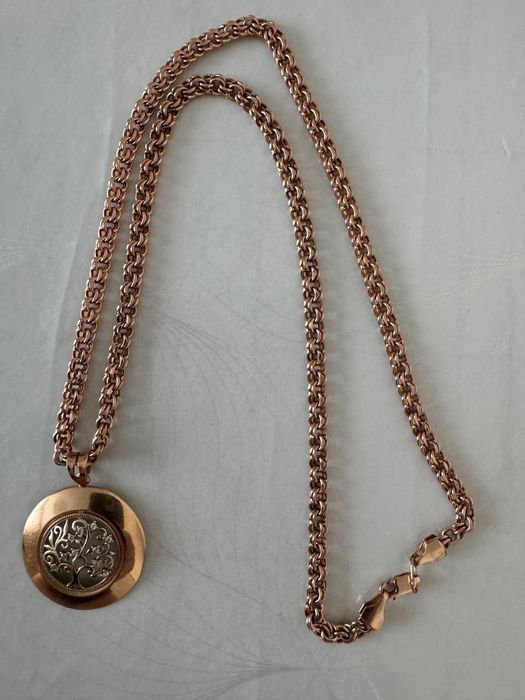 Золотая цепочку с подвеской