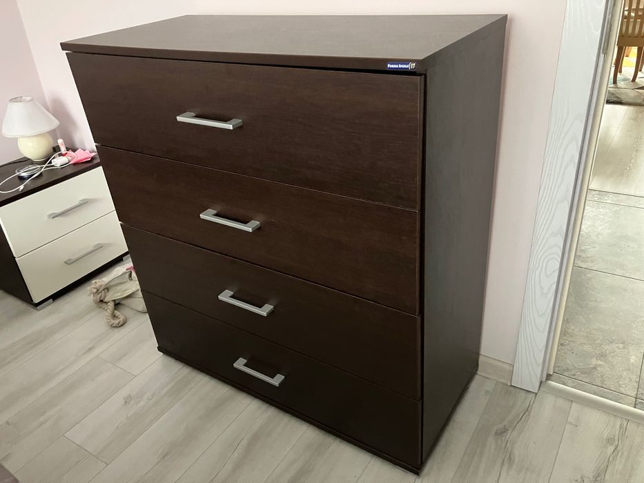 Комплект от 2 нощни шкафчета и скрин