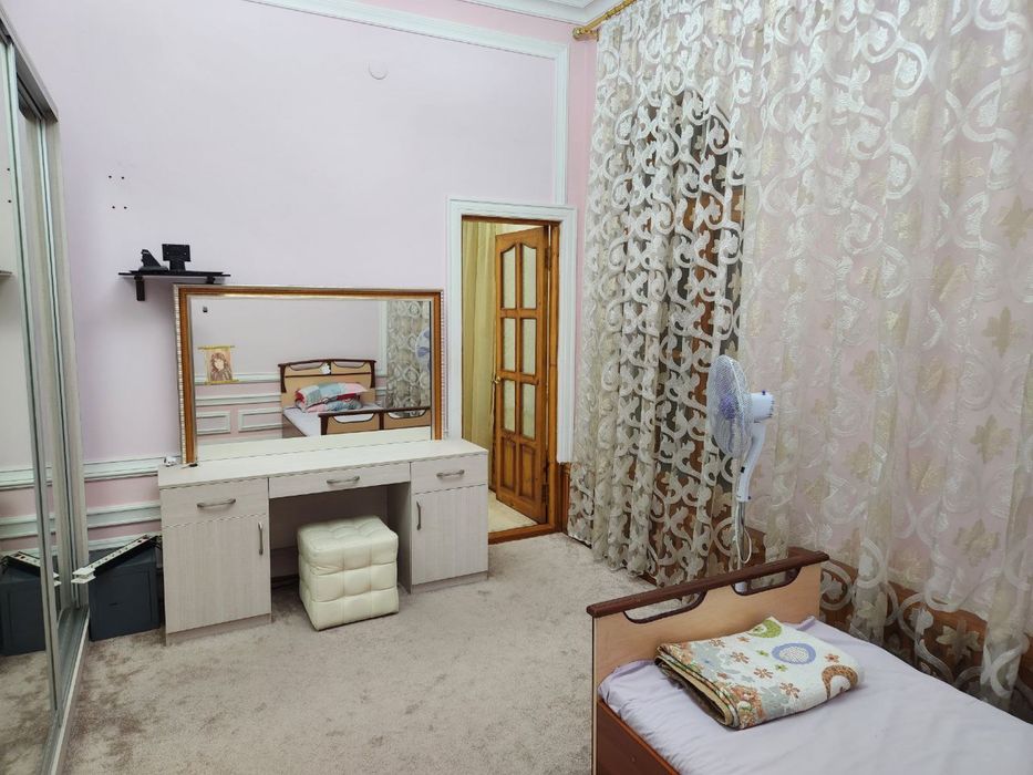 Продаётся дом на истерохат 7,7 сотих, 8 комнот 4 санузел