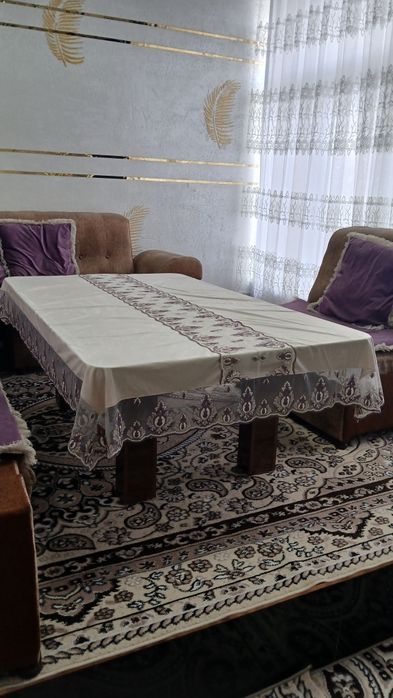 Уголок мягкий в хорошем состоянии в месте с столом