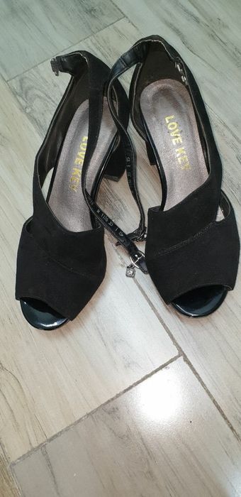 Босоножки и тапочка 50сум