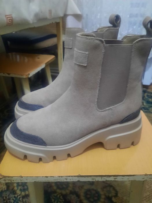 Продаются женские ботинки