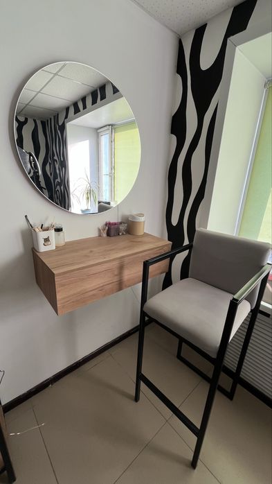 Столик с зеркалом