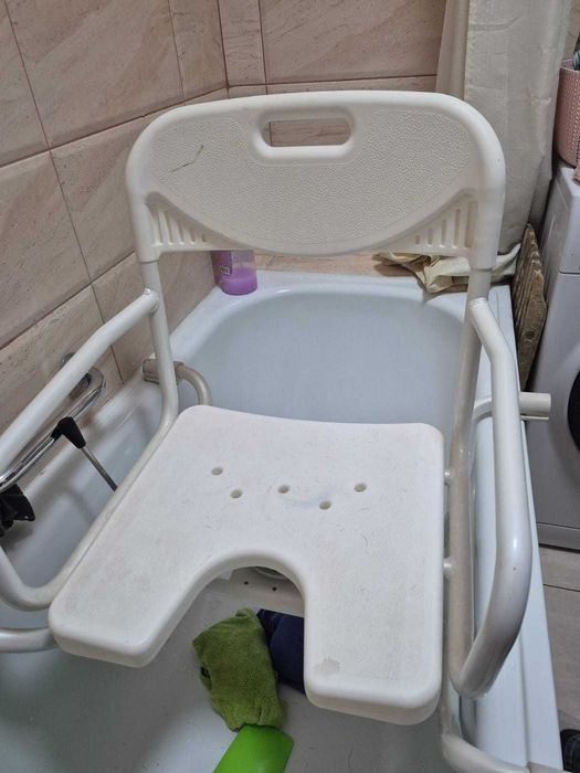 Продам усиленный стул для ванной.