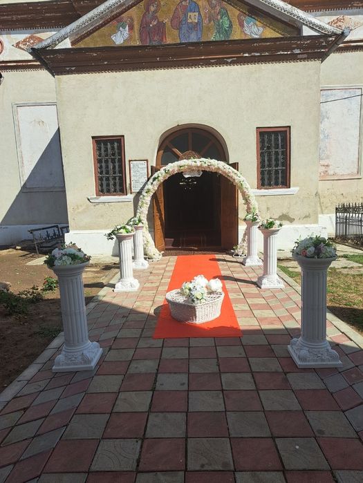 Porumbei albi, nuntă , decor biserică