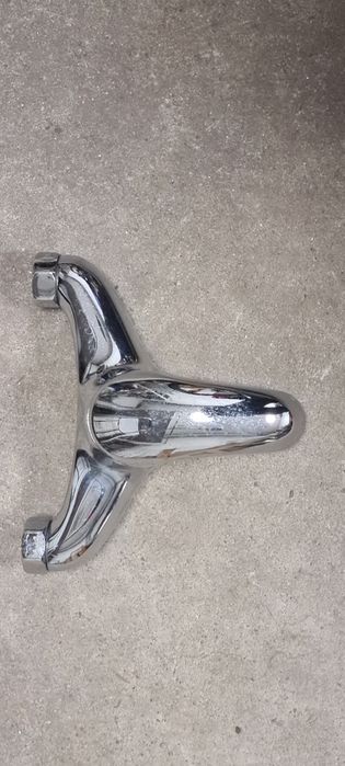 Смесител за вана с чучур и извод за ръчен душ