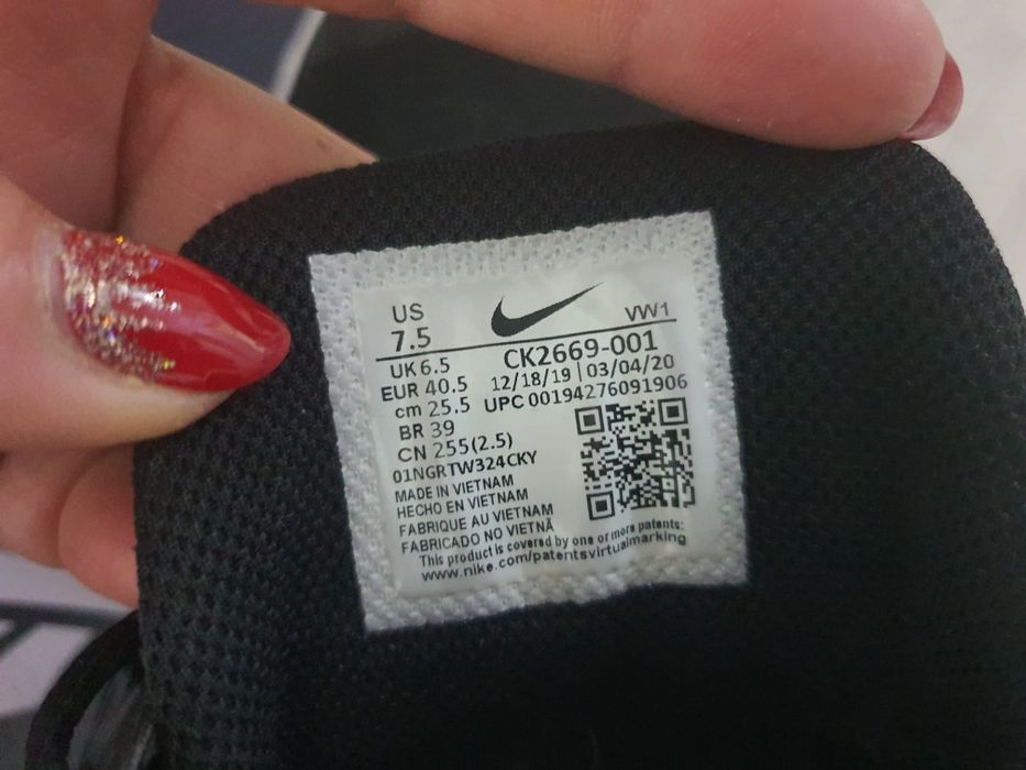 Vând ghete  NIKE 40