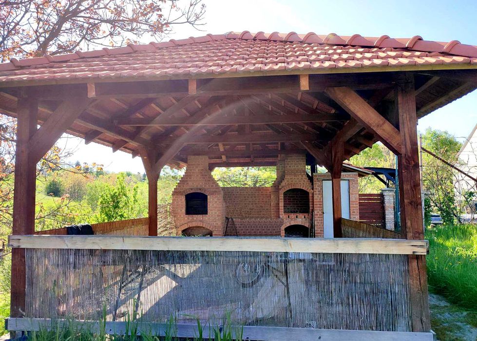 Foişor de grădină cu grătar şi cuptor de vânzare