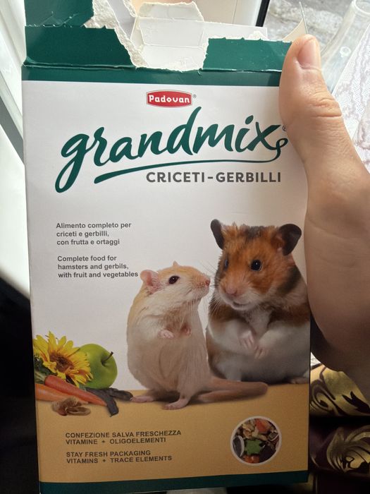 Hamsteri mici cu cusca
