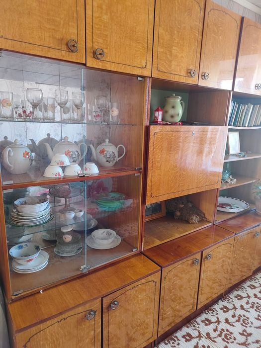 Вместительная стенка-сервант в отличном состоянии ТОРГ