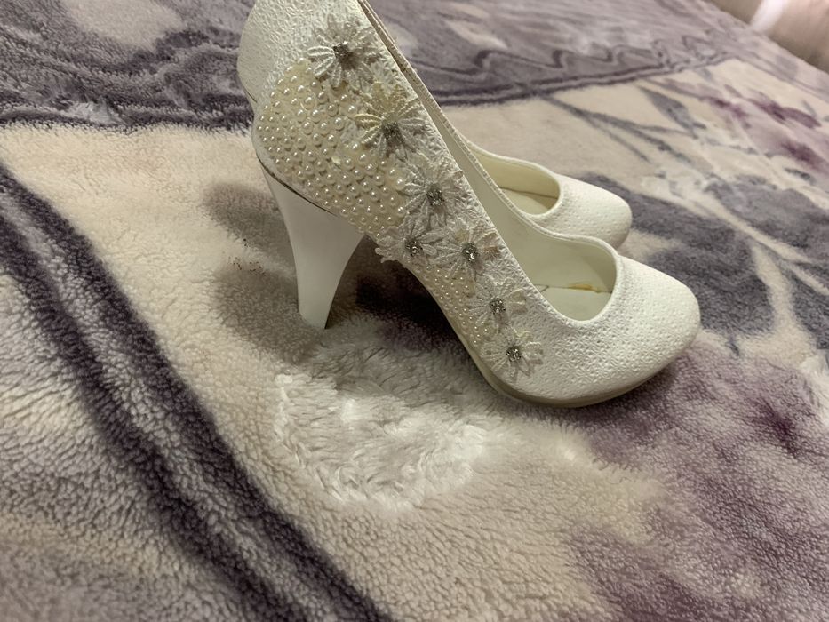 Oq tufli kiyganda zor turadi