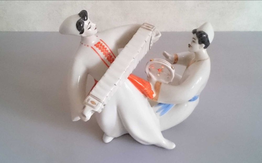 Статуэтка " Танец с бубном и гармошкой"