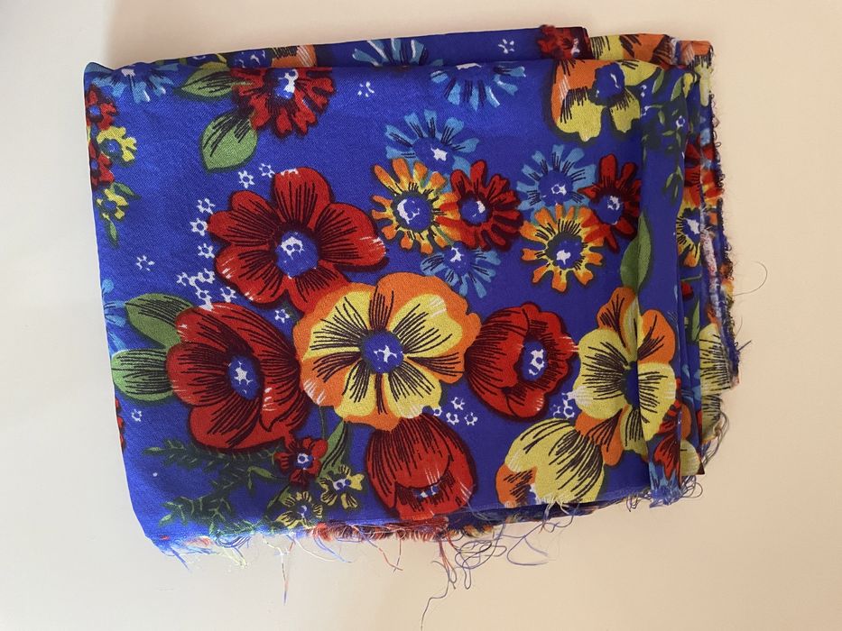 Платки и ткани и шарфы