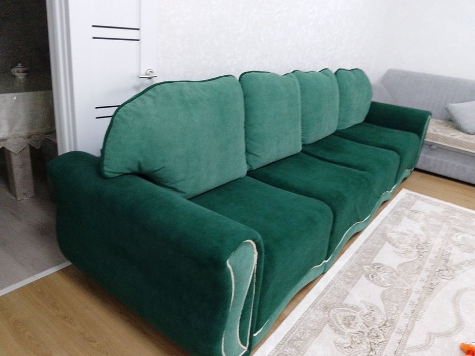 Продаю Диван зелёный