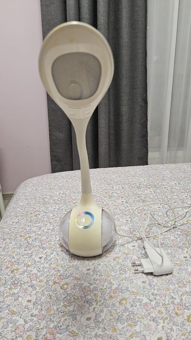 Тази настолна лампа  с цветна подсветка (дъгата на базата),