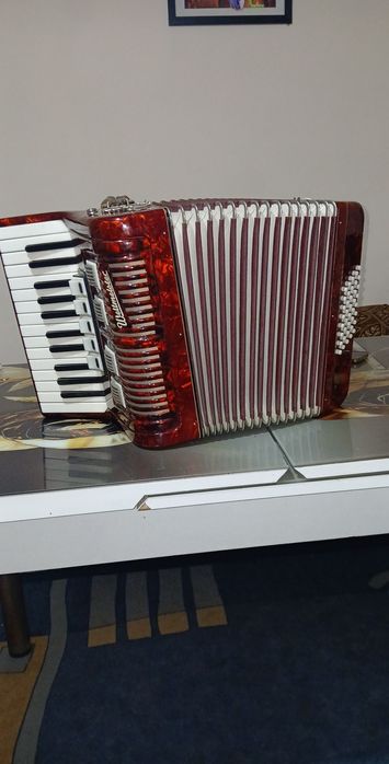 Продавам Акордеони