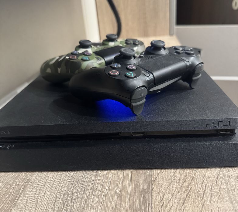PS 4 Slim 500 GB в отлично състояние + 2  джойстика+ 2 игри