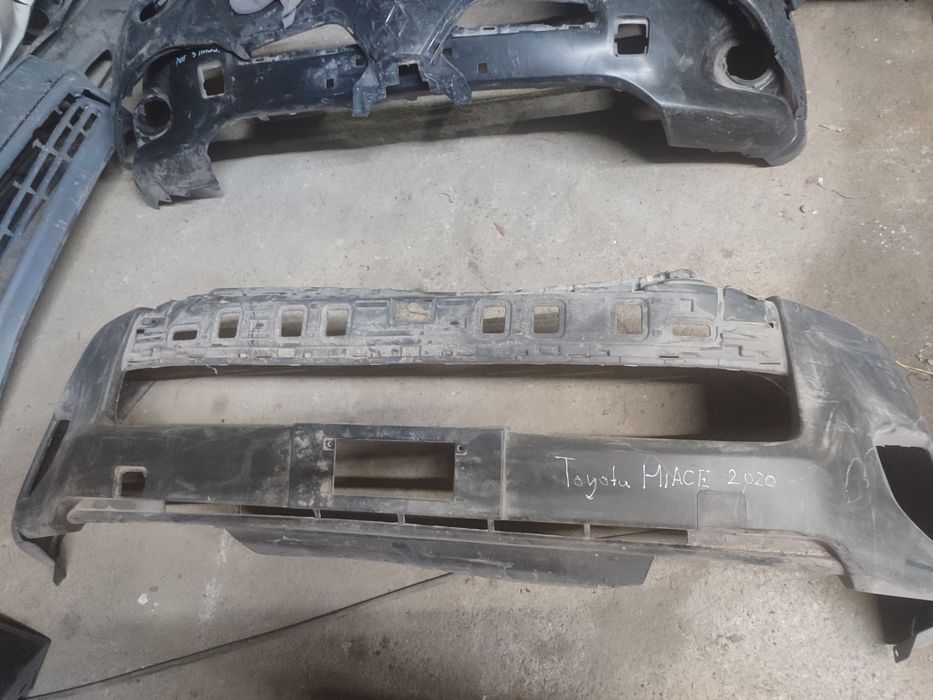 Бампер Toyota Hiace