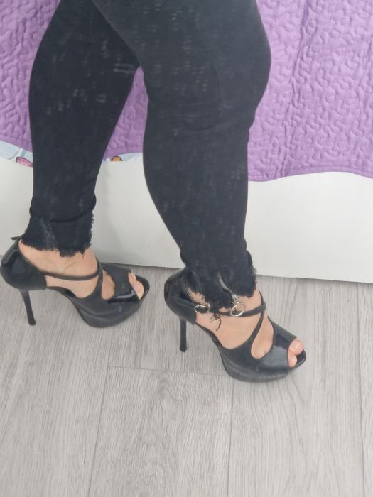 Pantofi semi-deschisi