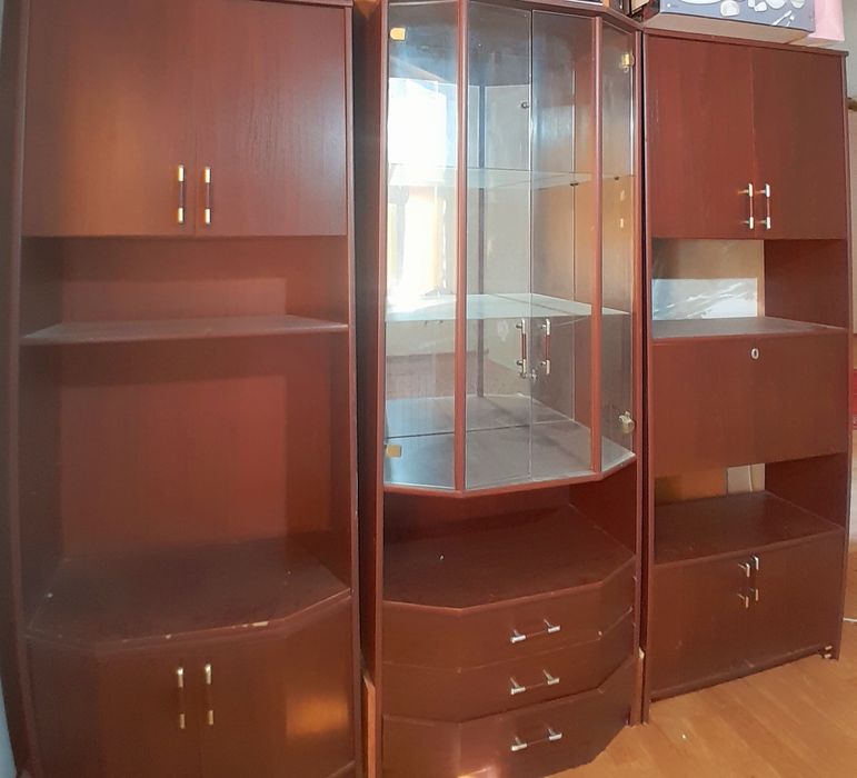 Сервант қасында тағы пеналы бар .