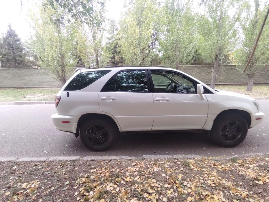 Машина Lexus RX 300