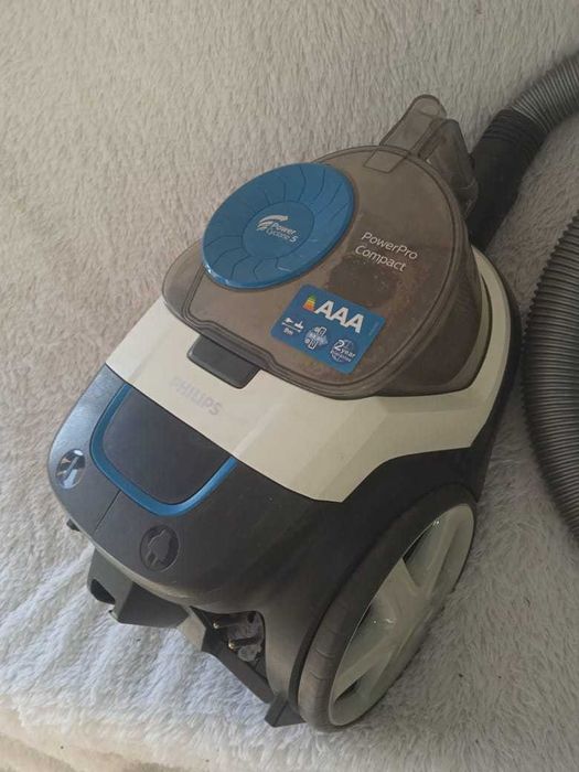 современный пылесос Philips