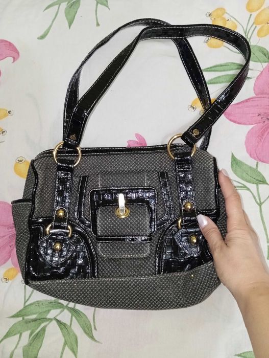 Geanta eleganta Charlotte Reid London gri cu insertii aurii, moderna