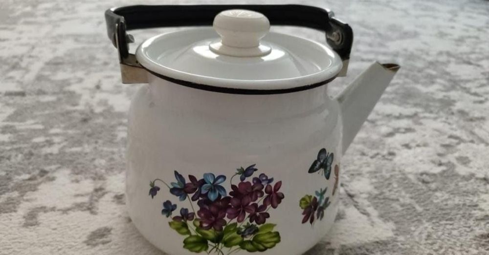 Чайник советский белый